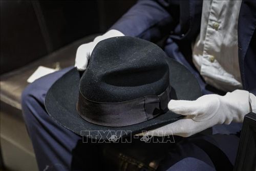 Đấu giá chiếc mũ phớt của huyền thoại Michael Jackson