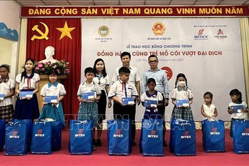 Trao học bổng 'Đồng hành cùng trẻ mồ côi vượt đại dịch'