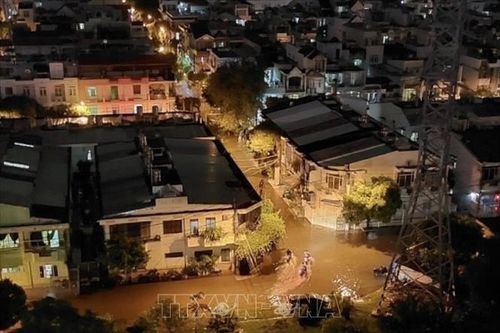 Mưa lớn gây ngập nặng, nhiều tuyến đường TP Hồ Chí Minh biến thành sông