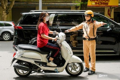 Hà Nội: Xử phạt nhiều học sinh, sinh viên không đội mũ bảo hiểm
