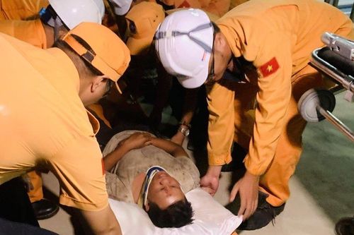 Cứu nạn kịp thời thuyền viên tàu câu mực bị tai nạn lao động trên biển