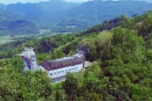 Bí ẩn nhà thờ hình con gà giữa rừng núi hoang sơ, trở thành điểm hút khách vì kỳ lạ