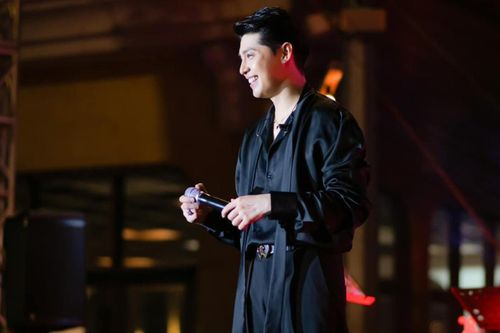 Diện đồ quá kín đáo, Noo Phước Thịnh bị khán giả yêu cầu 'cởi áo' trên sân khấu