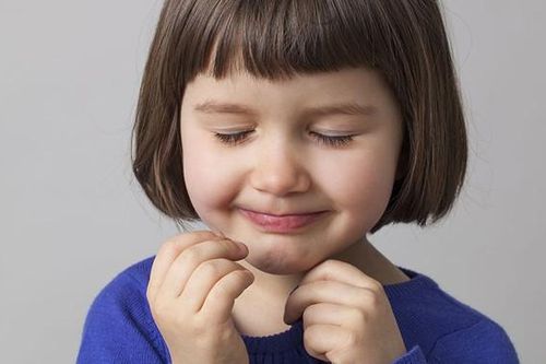 Trẻ bị chớp mắt liên tục do đâu? Khi nào cần thăm khám bác sĩ?