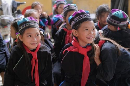 Trung thu vẹn tròn đến các em nhỏ dân tộc La Chí