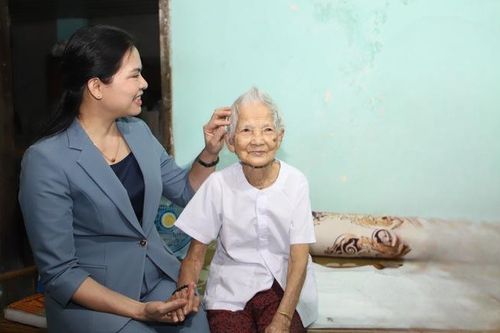Chủ tịch Hội LHPN Việt Nam Hà Thị Nga thăm và tặng quà gia đình chính sách tại tỉnh Phú Yên