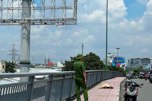 Người đàn ông khoảng 50 tuổi tử vong trên cầu Bình Lợi