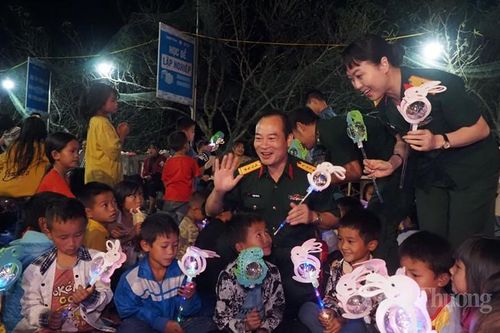 Đêm hội 'Trăng thu biên cương' tại xã Mồ Sì San