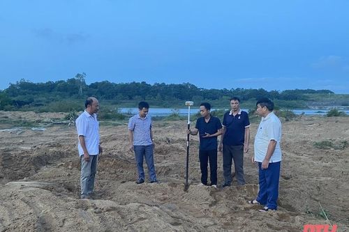 Khắc phục hoạt động khai thác cát trái phép bên bờ sông Chu