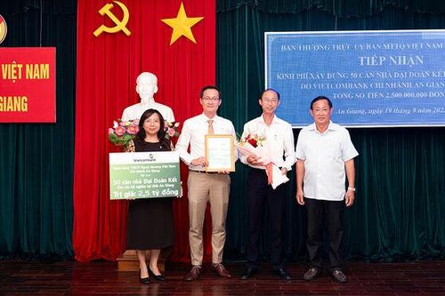 Vietcombank chi nhánh An Giang tài trợ 2,5 tỷ đồng xây dựng 50 căn nhà Đại đoàn kết