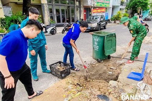 Bộ đội Biên phòng ra quân dọn dẹp vệ sinh, khơi thông dòng chảy cống rảnh