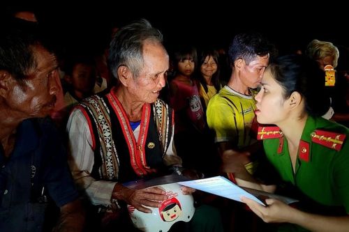 Lực lượng Công an tuyên truyền pháp luật, tặng quà đồng bào nghèo huyện Phú Thiện
