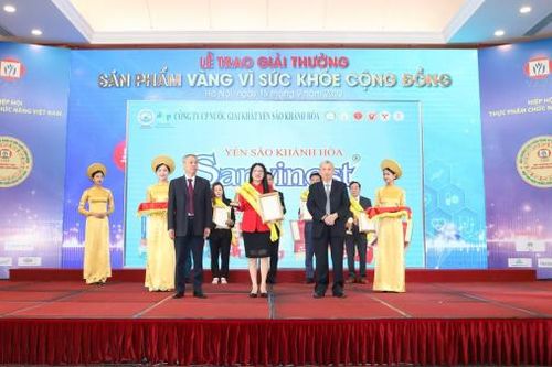 Công ty Cổ phần Nước giải khát Yến sào Khánh Hòa được vinh danh tại hạng mục Cúp vàng vì sức khỏe cộng đồng