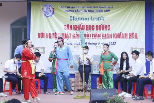 Sân trường rộn rã làn điệu bài chòi