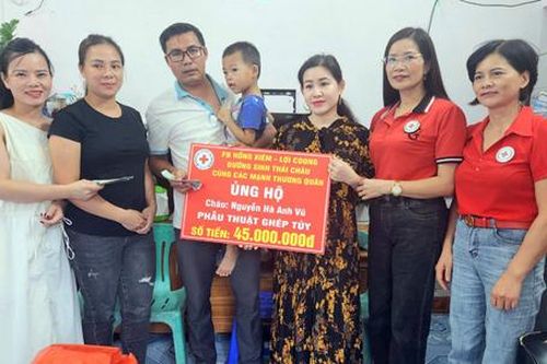 Trao 45 triệu đồng hỗ trợ cho bệnh nhân nhi cần ghép tủy sống
