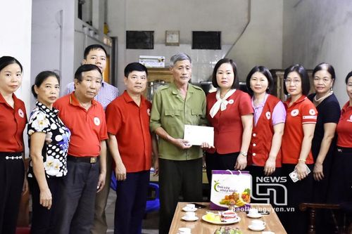 Thăm hỏi, hỗ trợ gia đình nạn nhân trong vụ cháy tại Hà Nội