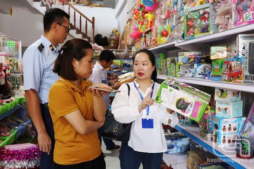 Kiểm tra thị trường đồ chơi Trung thu tại Phú Bình