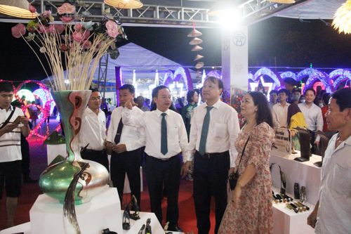 Cần đẩy mạnh nghiên cứu tạo mẫu sản phẩm làng nghề