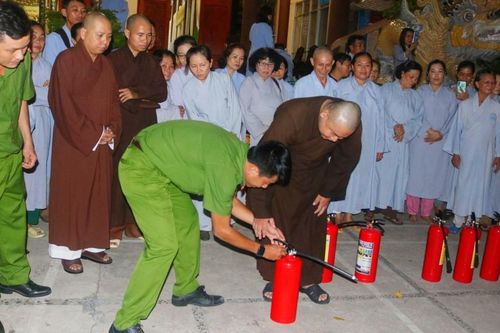 Chư Tăng, Phật tử chùa Tỉnh Hội (Bình Thuận) học kiến thức, kỹ năng phòng cháy chữa cháy