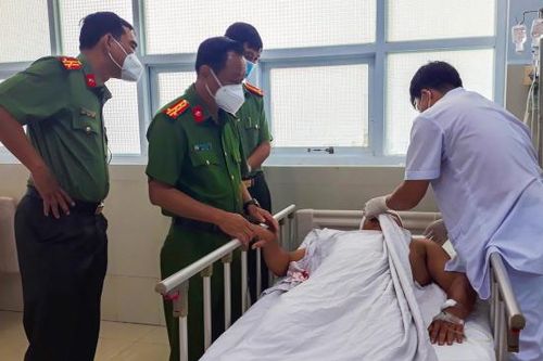 Thăm hỏi Trưởng Công an xã bị thương khi làm nhiệm vụ