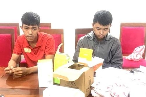 Dàn cảnh 'trấn' tiền của shipper