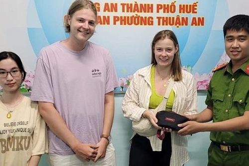 Du khách người Đức xúc động khi được Công an phường trao trả tài sản đánh rơi