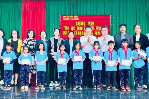 Lâm Đồng: Trao 118 triệu đồng học bổng và quà tặng học sinh hoàn cảnh khó khăn tại huyện Lạc Dương