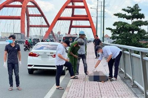 Phát hiện người đàn ông tử vong trên lề cầu Bình Lợi