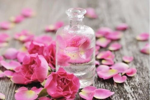 10 lợi ích sức khỏe bất ngờ của nước hoa hồng