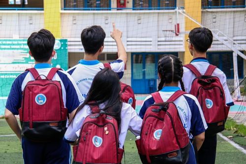 Không chỉ quần áo, ba lô và nhãn vở cũng đồng phục, phụ huynh than trời