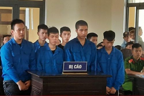 Cầm dao và bom xăng rượt đánh nhầm người đi đường, nhóm côn đồ 'Báo đời' lĩnh án