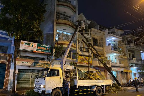 Giông lốc ở TP.HCM: Nhà tốc mái, cây đổ chắn ngang đường