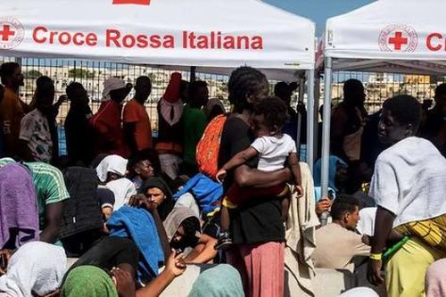 Italia thông qua các biện pháp cứng rắn để ngăn chặn làn sóng di cư bất hợp pháp