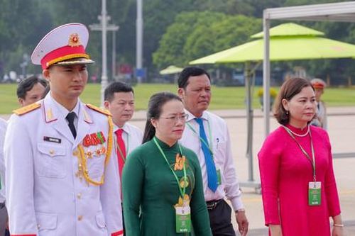 Đoàn đại biểu Đại hội X Hội Nông dân Hà Nội vào Lăng viếng Bác