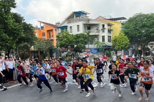 Hơn 500 vận động viên tham gia chung kết Giải chạy Báo Hànôịmới 2023 quận Long Biên