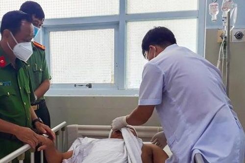 Trưởng công an xã ở Vĩnh Long bị nhóm côn đồ chém trọng thương