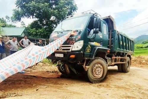 Xe máy chở 4 người va chạm với xe tải, 2 người tử vong