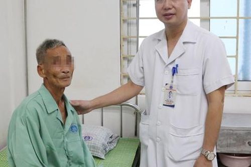 Bị khàn tiếng suốt 2 tháng, cụ ông bất ngờ phát hiện ung thư thanh quản