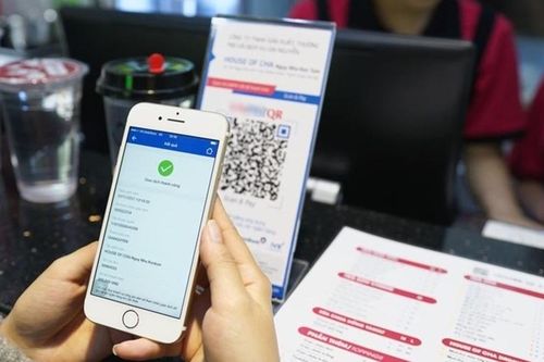 Hà Nội: Chi trả trợ cấp an sinh không dùng tiền mặt, người cao tuổi nhận tiền thế nào?