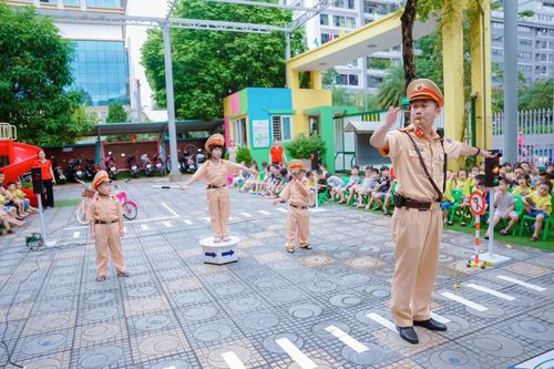 Một ngày trải nghiệm làm Cảnh sát giao thông của học sinh mầm non Thanh Xuân Trung