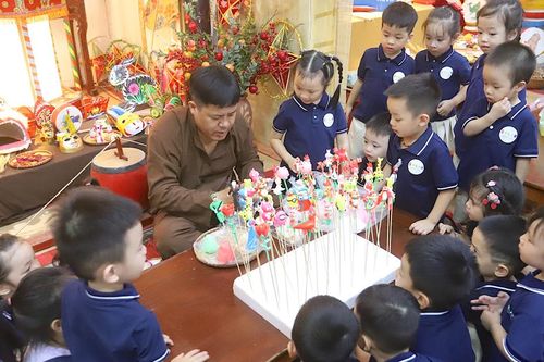Trẻ em thích thú cùng nghệ nhân làm đồ chơi Trung thu tại Hoàng thành