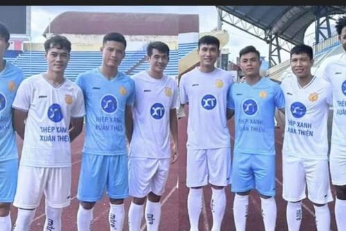 Văn Toàn đã ra mắt Nam Định, CĐV phát hiện điều trùng hợp kì lạ khi chụp ảnh chung với đồng đội mới
