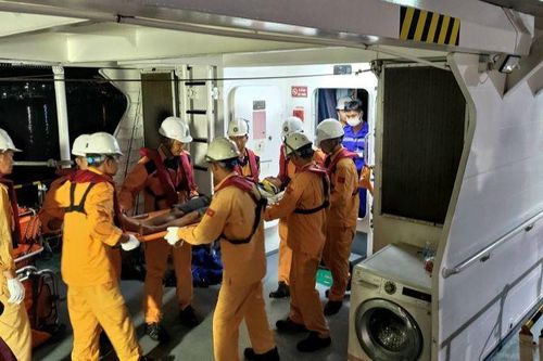Cứu nạn kịp thời ngư dân gặp nạn trên quần đảo Trường Sa