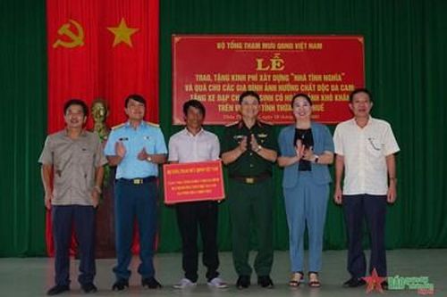 Thiếu tướng Phạm Trường Sơn thăm, tặng quà tại tỉnh Thừa Thiên Huế
