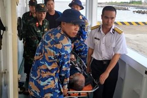 Vùng 4 Hải quân cứu hộ kịp thời ngư dân gặp nạn