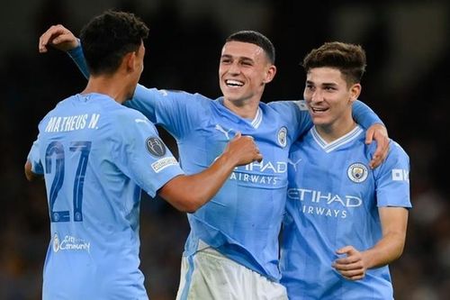 Man.City nhận cảnh báo, Julian Alvarez ghi cú đúp lập lại trật tự