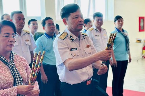Đoàn đại biểu TPHCM dâng hương, dâng hoa Chủ tịch Hồ Chí Minh ở đảo Phú Quốc (tỉnh Kiên Giang)