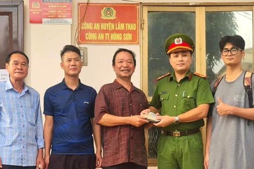 Biểu dương tấm gương học sinh nhặt được hơn 14 triệu đồng trả người đánh mất