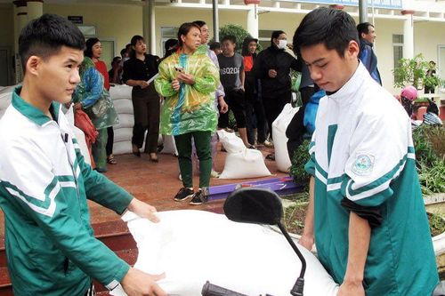 Tiếp sức trò nghèo tới trường