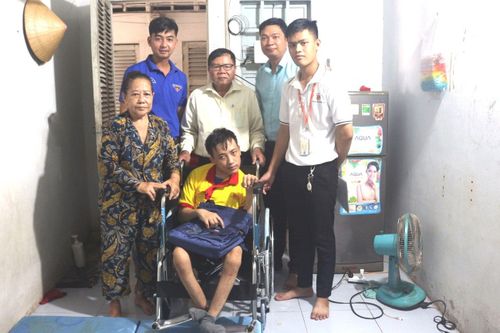 Cảm phục nghị lực bà lão 12 năm đẩy xe lăn đưa cháu đến trường
